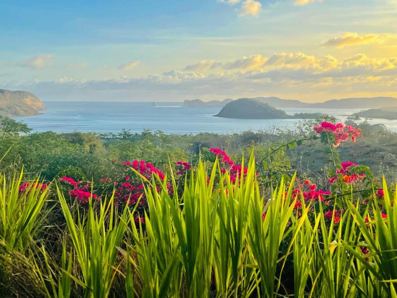 Отель Lobster Bay Lombok Awang Экстерьер фото